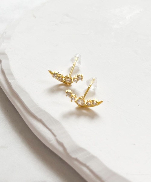 yu-ka(ユーカ)の「YU-KA:カーブラインビジューピアス Curved Line Bijou Earrings(ピアス(両耳用)・レディース・シルバー・FREE)」の3枚目の写真