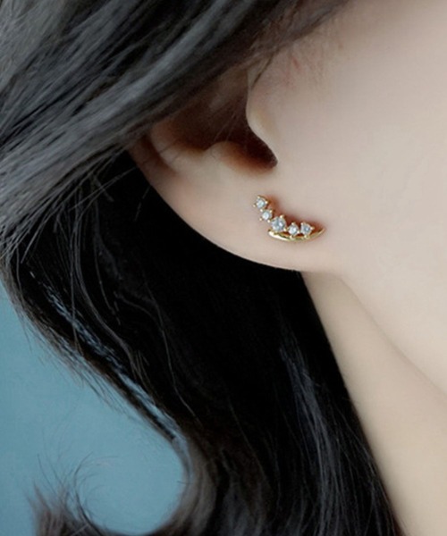 yu-ka(ユーカ)の「YU-KA:カーブラインビジューピアス Curved Line Bijou Earrings(ピアス(両耳用)・レディース・シルバー・FREE)」の4枚目の写真
