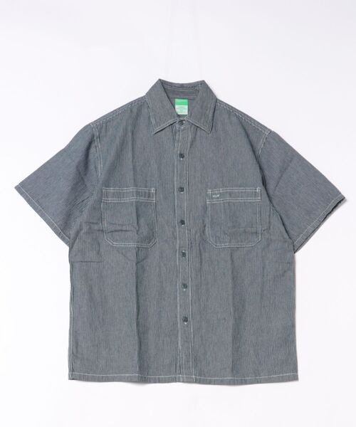 Right-on(ライトオン)の「Refurbish(リファービッシュ)ヒッコリーデニム半袖ワークシャツ(シャツ/ブラウス・メンズ・ネイビー/ブルー・M/XL/L/S)」の1枚目の写真