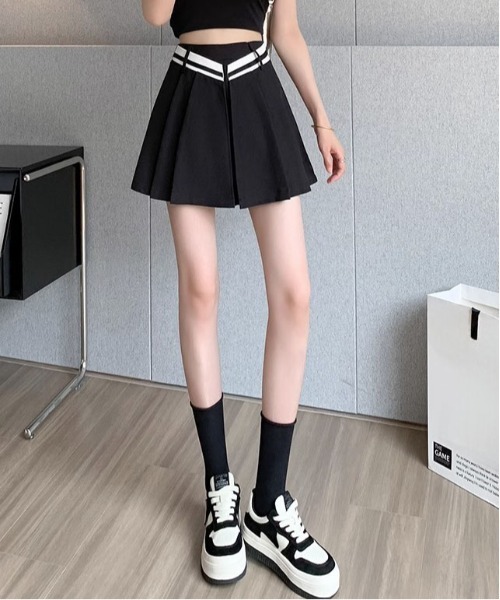 &soiree(アンドソワレ)の「ライン入りプリーツスカート風ショートパンツ(その他パンツ・レディース・グレー/ブラック・SMALL/MEDIUM/LARGE/X-LARGE)」の3枚目の写真