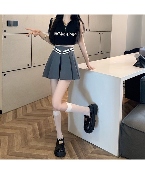 &soiree(アンドソワレ)の「ライン入りプリーツスカート風ショートパンツ(その他パンツ・レディース・グレー/ブラック・SMALL/MEDIUM/LARGE/X-LARGE)」の5枚目の写真
