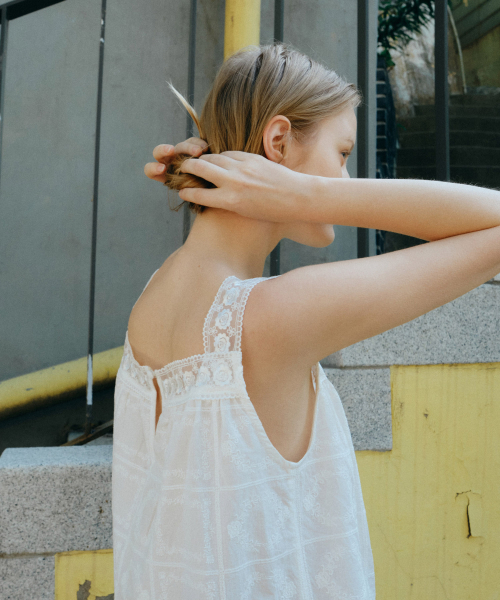 MAIS（マイス）の「LACE STRAP SLEEVELESS BLOUSE / WHITE（シャツ/ブラウス・レディース・ホワイト・FREE）」の6枚目の写真