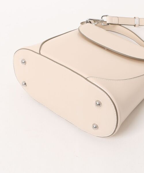 NiiNa(ニーナ)の「【 NiiNa / ニーナ 】【高品質牛革】2wayワンハンドルバケットバッグ(ショルダーバッグ・レディース・ホワイト・FREE)」の4枚目の写真