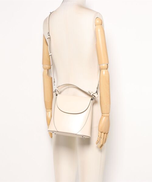 NiiNa(ニーナ)の「【 NiiNa / ニーナ 】【高品質牛革】2wayワンハンドルバケットバッグ(ショルダーバッグ・レディース・ホワイト・FREE)」の2枚目の写真