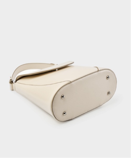NiiNa(ニーナ)の「【 NiiNa / ニーナ 】【高品質牛革】2wayワンハンドルバケットバッグ(ショルダーバッグ・レディース・ホワイト・FREE)」の13枚目の写真