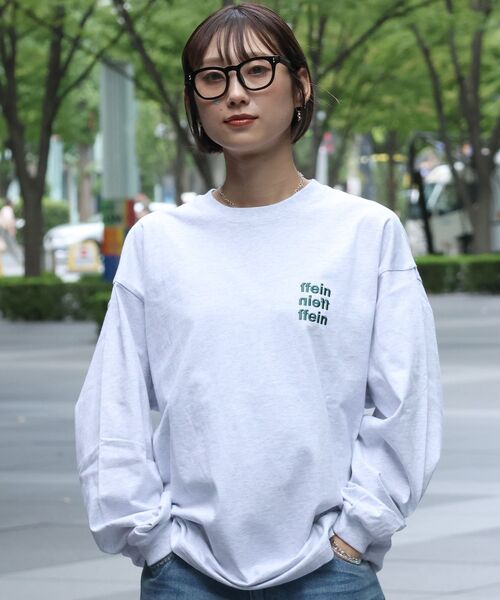 FFEIN(フェイン)の「【FFEIN】ワンポイント3段ロゴ刺繍ロンT / ユニセックス ロンT 長袖 刺繍 クルーネック オーバーサイズ(Tシャツ/カットソー・メンズ・ネイビー/アッシュグレー/ホワイト/ブラック・X-SMALL/SMALL/MEDIUM/LARGE)」の4枚目の写真