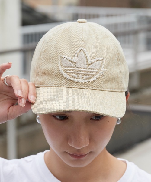 adidas(アディダス)の「adidas/アディダス HERI WASHED DEUNIM CAP デニム キャップ ブランドロゴ 2026年 夏 夏服(キャップ・レディース・ベージュ/ブラック・M/L)」の1枚目の写真