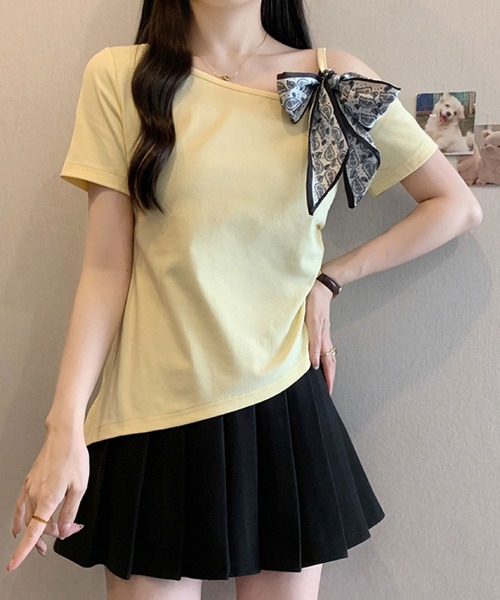 2ly2(トゥーリートゥー)の「ワンショルダー風スカーフリボントップス(Tシャツ/カットソー・レディース・ホワイト/イエロー/ブラック・FREE)」の3枚目の写真