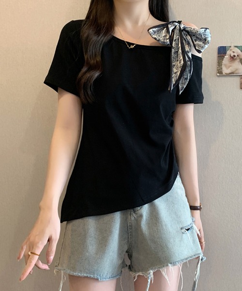 2ly2(トゥーリートゥー)の「ワンショルダー風スカーフリボントップス(Tシャツ/カットソー・レディース・ホワイト/イエロー/ブラック・FREE)」の2枚目の写真