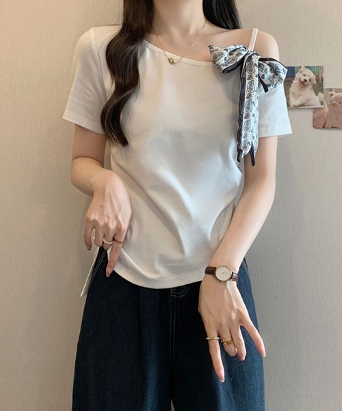 2ly2(トゥーリートゥー)の「ワンショルダー風スカーフリボントップス(Tシャツ/カットソー・レディース・ホワイト/イエロー/ブラック・FREE)」の4枚目の写真