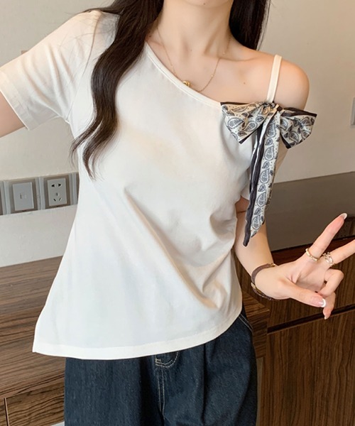 2ly2(トゥーリートゥー)の「ワンショルダー風スカーフリボントップス(Tシャツ/カットソー・レディース・ホワイト/イエロー/ブラック・FREE)」の7枚目の写真