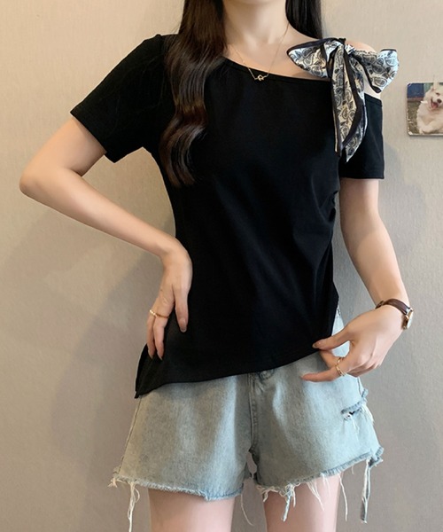 2ly2(トゥーリートゥー)の「ワンショルダー風スカーフリボントップス(Tシャツ/カットソー・レディース・ホワイト/イエロー/ブラック・FREE)」の10枚目の写真