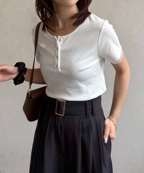 Thevon（ゼボン）の「ヘンリーネックチャーム付きコンパクトTシャツ（Tシャツ/カットソー・レディース・グレー/ブラック/オフホワイト・S/M）」の12枚目の写真