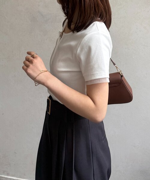 Thevon（ゼボン）の「ヘンリーネックチャーム付きコンパクトTシャツ（Tシャツ/カットソー・レディース・グレー/ブラック/オフホワイト・S/M）」の13枚目の写真