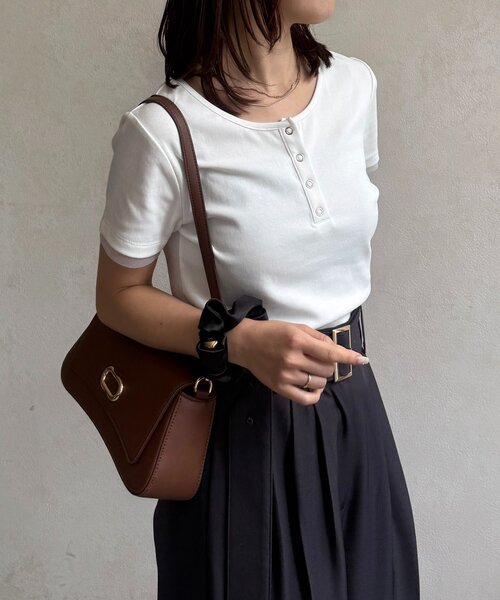 Thevon（ゼボン）の「ヘンリーネックチャーム付きコンパクトTシャツ（Tシャツ/カットソー・レディース・グレー/ブラック/オフホワイト・S/M）」の15枚目の写真
