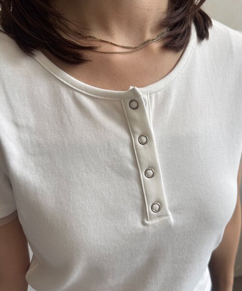 Thevon（ゼボン）の「ヘンリーネックチャーム付きコンパクトTシャツ（Tシャツ/カットソー・レディース・グレー/ブラック/オフホワイト・S/M）」の18枚目の写真