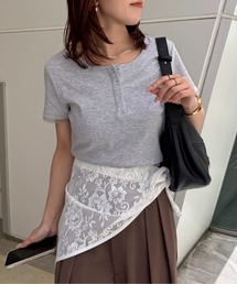 Thevon | ヘンリーネックチャーム付きコンパクトTシャツ(Tシャツ/カットソー)