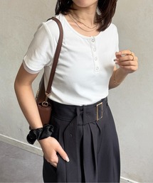 Thevon | ヘンリーネックチャーム付きコンパクトTシャツ(Tシャツ/カットソー)