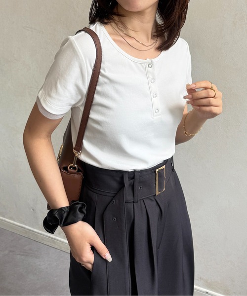 Thevon（ゼボン）の「ヘンリーネックチャーム付きコンパクトTシャツ（Tシャツ/カットソー・レディース・グレー/ブラック/オフホワイト・S/M）」の2枚目の写真