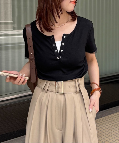 Thevon（ゼボン）の「ヘンリーネックチャーム付きコンパクトTシャツ（Tシャツ/カットソー・レディース・グレー/ブラック/オフホワイト・S/M）」の3枚目の写真