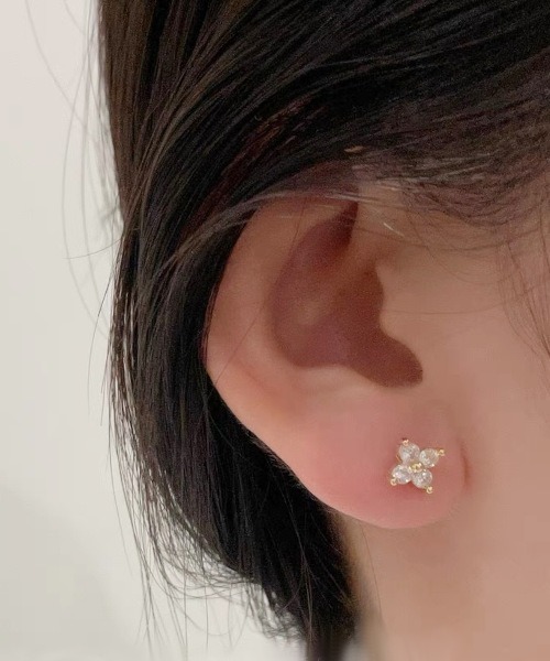 MASHIRO（マシロ）の「【MASHIRO】フラワークローバーモチーフアクリルストーンワンポイントペアピアス(MA/EKW163)（ピアス（両耳用）・レディース・シルバー/ゴールド・FREE）」の5枚目の写真
