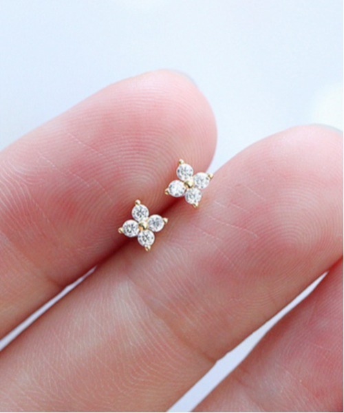 MASHIRO（マシロ）の「【MASHIRO】フラワークローバーモチーフアクリルストーンワンポイントペアピアス(MA/EKW163)（ピアス（両耳用）・レディース・シルバー/ゴールド・FREE）」の6枚目の写真