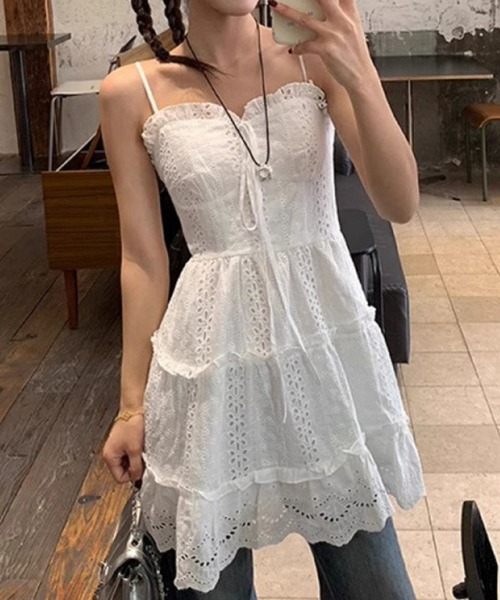 Silly(シリー)の「【繊細なアイレットレース×ふんわりティアードフリル】レースフリルティアードキャミワンピース(Tシャツ/カットソー・レディース・ホワイト・FREE)」の2枚目の写真