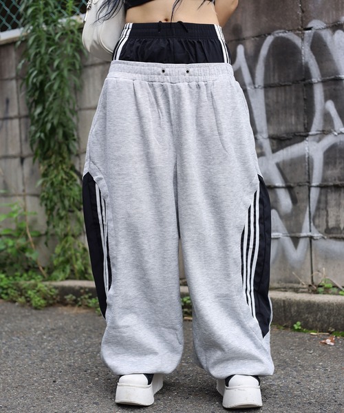 ATMARK(アットマーク)の「<2サイズ展開 / ユニセックス>ダブルウエスト レイヤードトラックパンツ ドッキング(スウェットパンツ・メンズ・ブラック/グレー・M/L)」の8枚目の写真