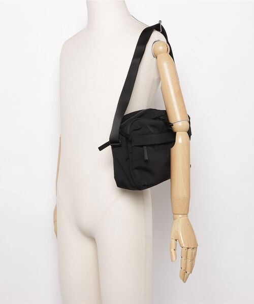 THE NORTH FACE(ザノースフェイス)の「【THE NORTH FACE/ザノースフェイス】TRAVEL CROSS BAG M NW トラベルクロスバッグ M ショルダーバッグ 軽量 クロスボディ ユニセックス(ショルダーバッグ・レディース・ブラック・ONE SIZE)」の3枚目の写真