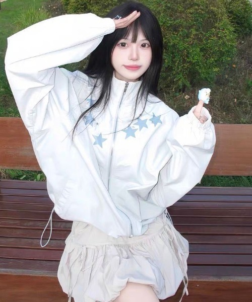 SHERU(シェル)の「星柄グラフィック ハイネックナイロンブルゾン トラックジャケット 裾ドロスト(ブルゾン・レディース・アイボリー・M)」の10枚目の写真