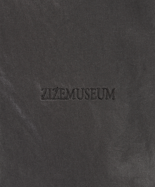 ZIZEMUSEUM(ジゼミュージアム)の「オーバーサイズ光沢シャツジャケット(チャコール)(ナイロンジャケット・レディース・その他・SMALL/MEDIUM)」の3枚目の写真