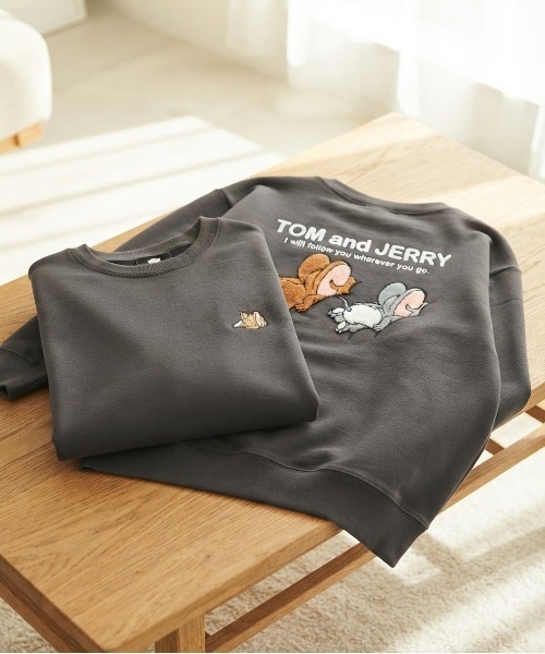 Tom&Jerry(トムアンドジェリー)の「【TOM & JERRY/トムとジェリー】キャラクターサガラ刺繍クルーネックスウェット(裏起毛) ユニセックス(スウェット・レディース・スミクロ/ブラック/オートミール/サックスブルー/オフホワイト/グレイッシュベージュ・LARGE/MEDIUM)」の3枚目の写真