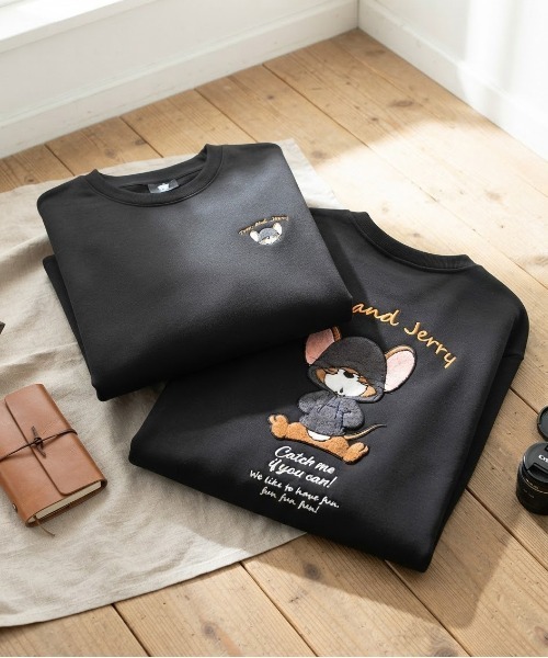 Tom&Jerry(トムアンドジェリー)の「【TOM & JERRY/トムとジェリー】キャラクターサガラ刺繍クルーネックスウェット(裏起毛) ユニセックス(スウェット・レディース・スミクロ/ブラック/オートミール/サックスブルー/オフホワイト/グレイッシュベージュ・LARGE/MEDIUM)」の2枚目の写真