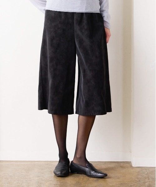 Marilyn Moon(マリリンムーン)の「eco-suede half pants(その他パンツ・レディース・ブラック/ブラウン/アイボリー・FREE)」の2枚目の写真