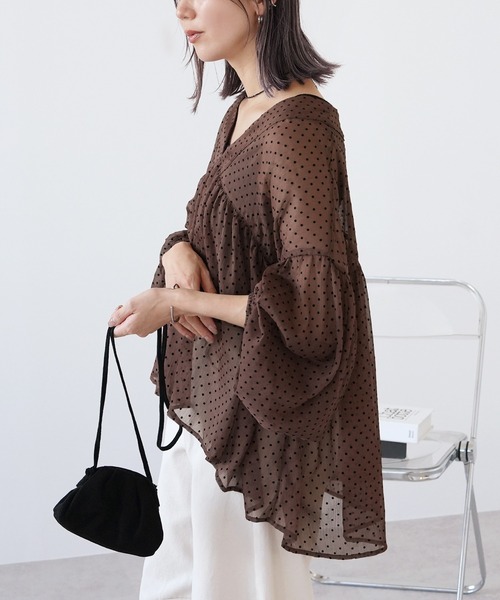 reca(レカ)の「無地/ドット柄 Vネックシア―ブラウス(シャツ/ブラウス・レディース・ブラウン/ブラック/ブラウン系その他/アイボリー/ホワイト系その他/ブラック系その他・M)」の6枚目の写真