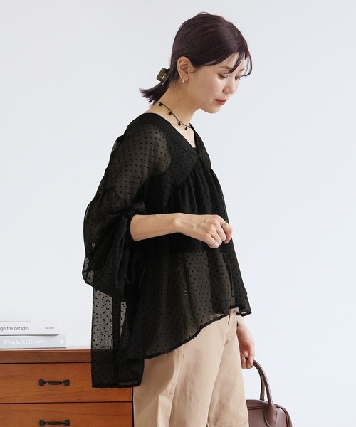 reca(レカ)の「無地/ドット柄 Vネックシア―ブラウス(シャツ/ブラウス・レディース・ブラウン/ブラック/ブラウン系その他/アイボリー/ホワイト系その他/ブラック系その他・M)」の13枚目の写真
