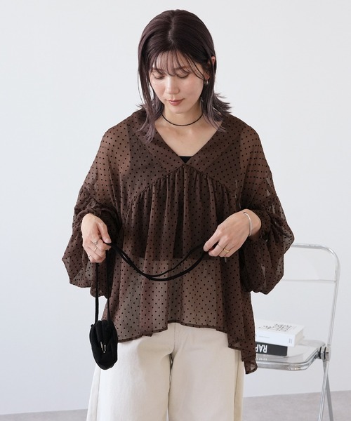 reca(レカ)の「無地/ドット柄 Vネックシア―ブラウス(シャツ/ブラウス・レディース・ブラウン/ブラック/ブラウン系その他/アイボリー/ホワイト系その他/ブラック系その他・M)」の20枚目の写真