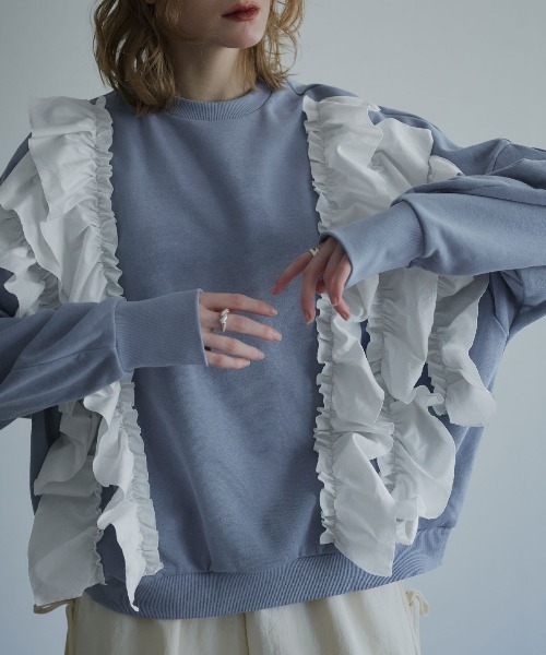 W:Huku(フーク)の「ビッグフリルロングスリーブスウェットプルオーバー / Long-Sleeve Sweatshirt Pullover with Large Ruffles(スウェット・レディース・オフホワイト/ブルー系/杢グレー/ブラック・FREE)」の4枚目の写真