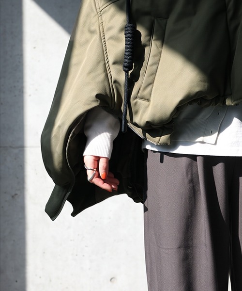 antiqua（アンティカ）の「撥水 ボリューム袖 ショートブルゾン（ブルゾン・レディース・ブラック/カーキ・ONESIZE）」の20枚目の写真