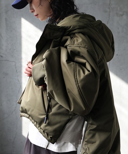 antiqua（アンティカ）の「撥水 ボリューム袖 ショートブルゾン（ブルゾン・レディース・ブラック/カーキ・ONESIZE）」の21枚目の写真
