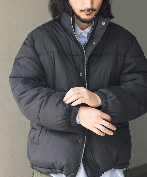 ITEMS URBANRESEARCH(アイテムズ アーバンリサーチ)の「『撥水』リップストップ発熱中綿ハイネックジャケット(ダウンジャケット/コート・メンズ・ベージュ系その他/ダークグレー/ブラック・MEDIUM/LARGE)」の1枚目の写真
