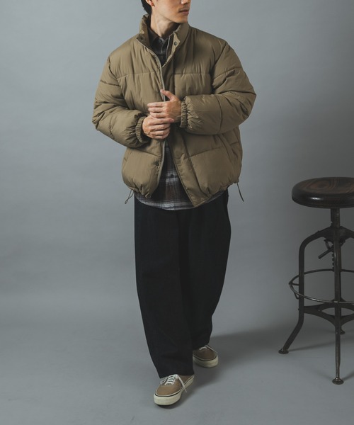 ITEMS URBANRESEARCH(アイテムズ アーバンリサーチ)の「『撥水』リップストップ発熱中綿ハイネックジャケット(ダウンジャケット/コート・メンズ・ベージュ系その他/ダークグレー/ブラック・MEDIUM/LARGE)」の4枚目の写真