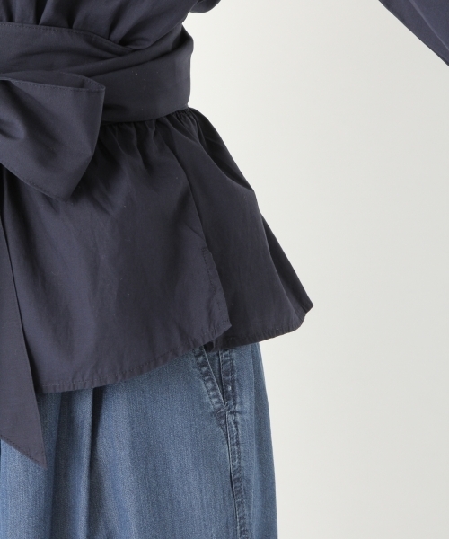 niko and...(ニコアンド)の「オリジナルウエストビックリボンVネックブラウス(シャツ/ブラウス・レディース・ベージュ/ネイビー/オフホワイト・MEDIUM/LARGE)」の17枚目の写真