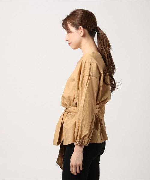 niko and...(ニコアンド)の「オリジナルウエストビックリボンVネックブラウス(シャツ/ブラウス・レディース・ベージュ/ネイビー/オフホワイト・MEDIUM/LARGE)」の5枚目の写真