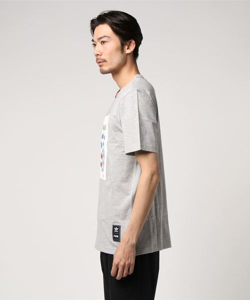 adidas（アディダス）の「グラフィックTシャツ [94 LOGO TEE] オリジナルス（Tシャツ/カットソー・メンズ・グレー・X-SMALL/SMALL/MEDIUM/LARGE/X-LARGE/XX-LARGE/XXX-LARGE）」の3枚目の写真