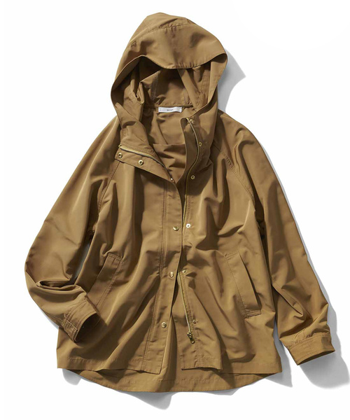IEDIT(イディット)の「IEDIT パッカブルでコンパクトにもなるおしゃれに着られるレインマウンテンパーカー〈キャメルベージュ〉(マウンテンパーカー・レディース・ベージュ・SMALL/MEDIUM/LARGE/X-LARGE/XX-LARGE)」の3枚目の写真