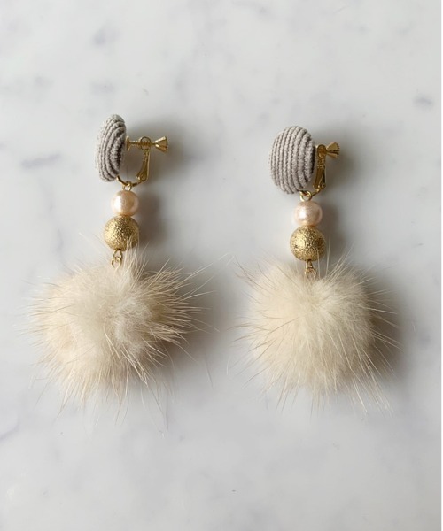 Port（ポート）の「ロングファー ストーン コーデュロイ イヤリング（イヤリング・レディース・ベージュ/ネイビー/グレー/ピンク/ライトブラウン/グレー系その他・FREE）」の4枚目の写真