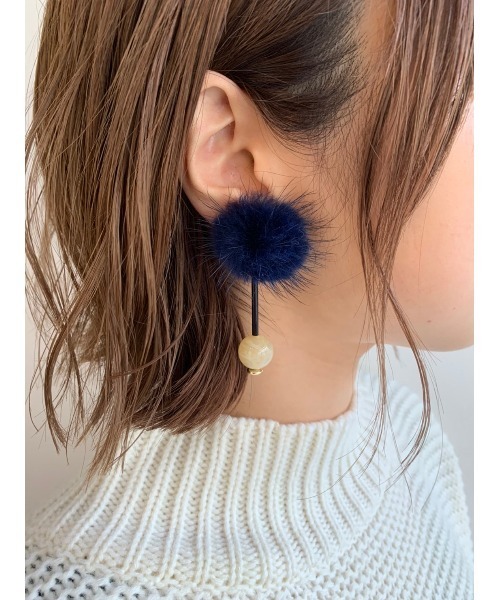 Port（ポート）の「ロングファー ストーン コーデュロイ イヤリング（イヤリング・レディース・ベージュ/ネイビー/グレー/ピンク/ライトブラウン/グレー系その他・FREE）」の5枚目の写真