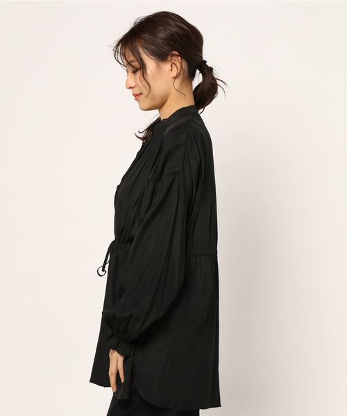 archives(アルシーヴ)の「ヨークギャザードロストブラウス(シャツ/ブラウス・レディース・ブラック/ベージュ/オフホワイト・MEDIUM)」の4枚目の写真