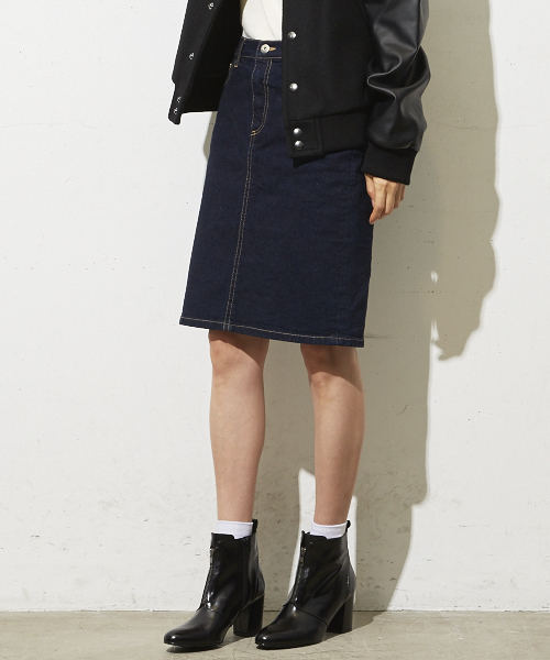 MID by MIDWEST(ミッド バイ ミッドウエスト)の「MID by MIDWEST デニムタイトミディスカート(デニムスカート・レディース・ブラック/ダークブルー・2/1/3)」の2枚目の写真